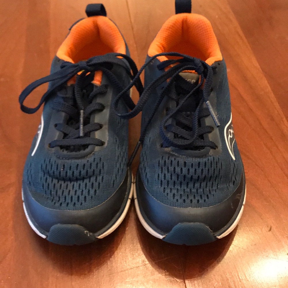 Saucony boys tennis shoes. Great shape 10.5 wide